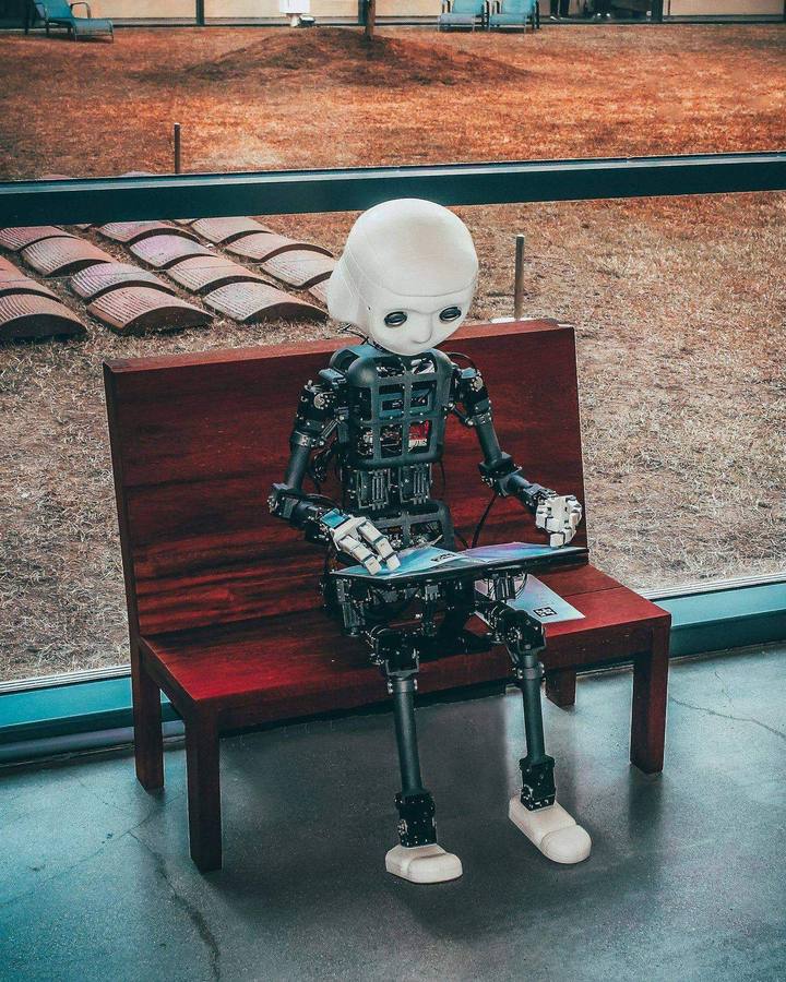 Artificiell intelligens och digital AI-assistent i arbetslivet – abstrakt visualisering